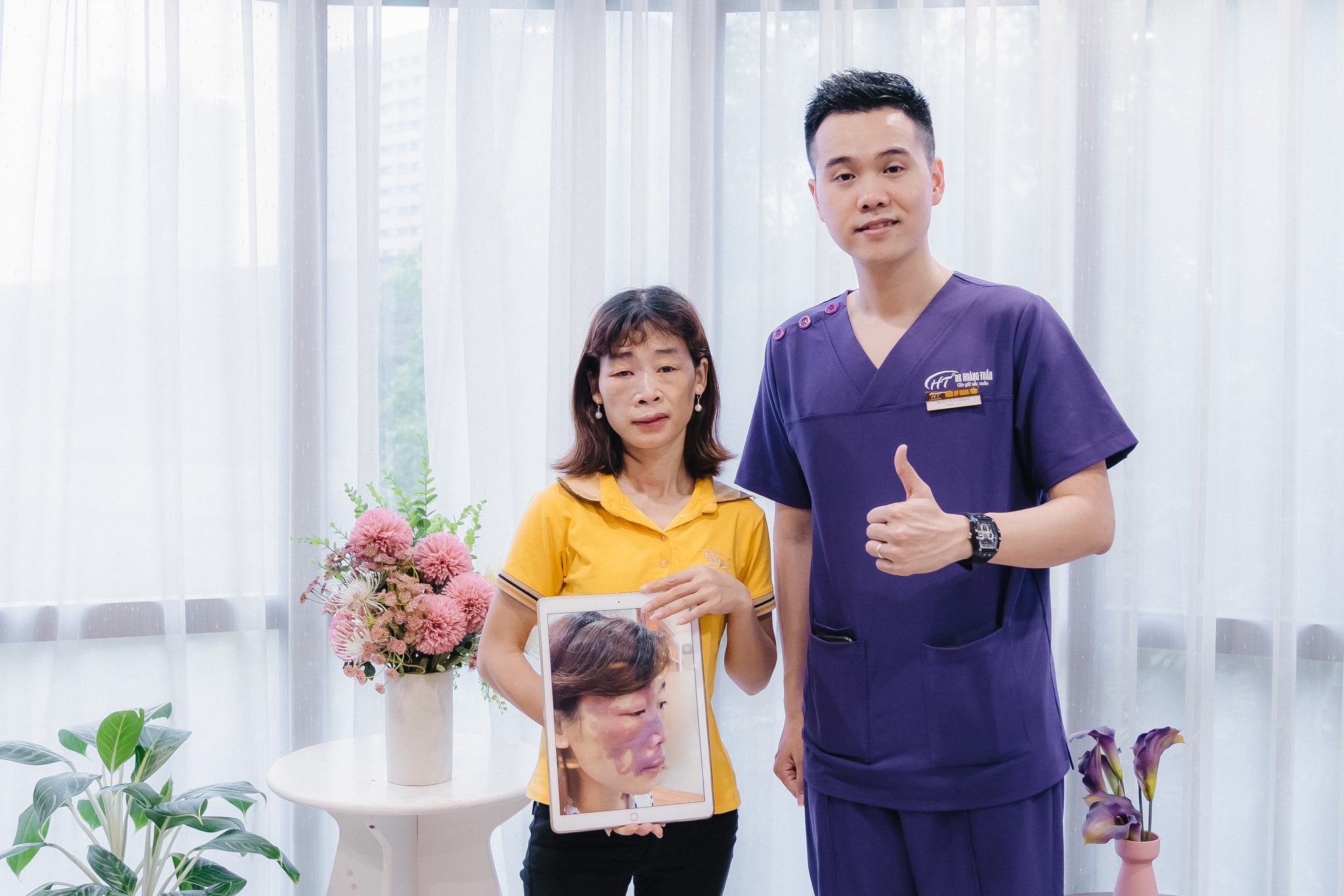 Chị Đặng Thị Nguy&ecirc;n chụp ảnh c&ugrave;ng b&aacute;c sĩ