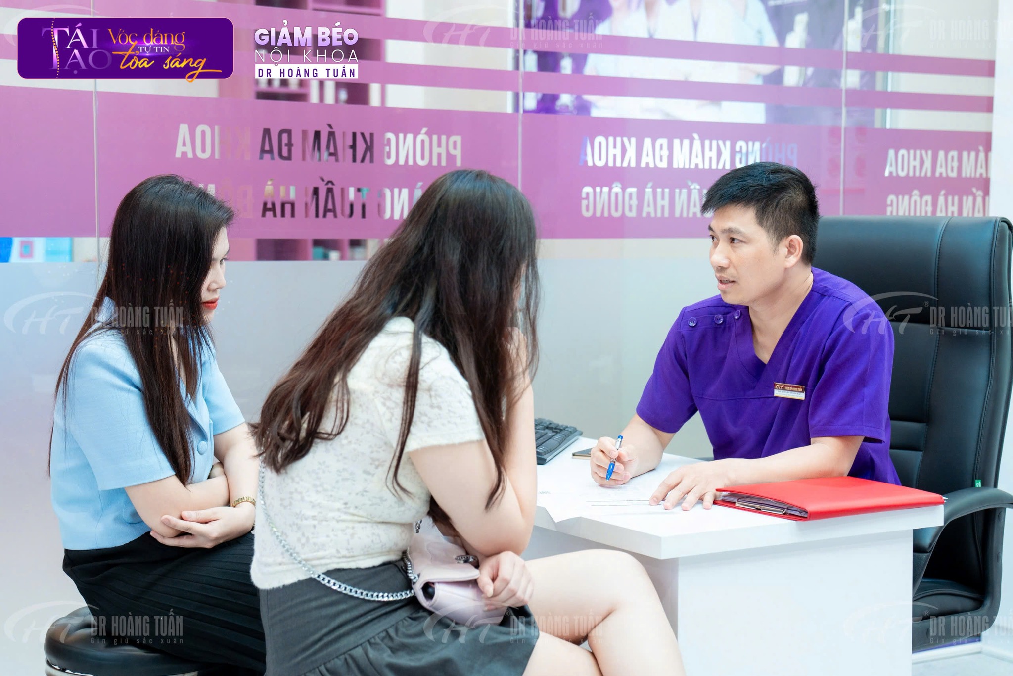 H&igrave;nh ảnh b&aacute;c sĩ đang trao đổi v&agrave; đưa ra lời khuy&ecirc;n về dinh dưỡng cho kh&aacute;ch h&agrave;ng c&oacute; nhu cầu giảm c&acirc;n tại ph&ograve;ng kh&aacute;m